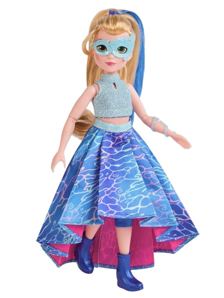 Isabel in ihrem traumhaften blau schimmernden Ballkleid für den Maskenball