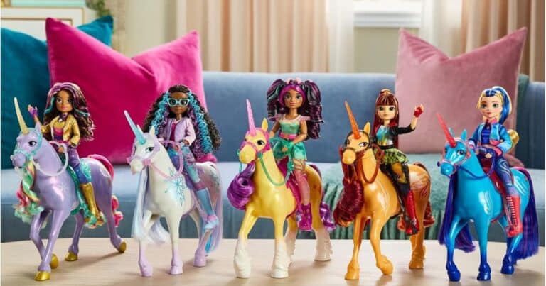 Unicorn Academy Puppen und Einhörner 2025 aufgereiht auf einem Couchtisch