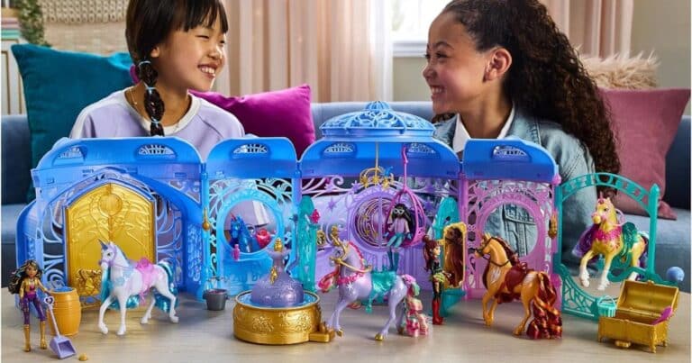 Unicorn Academy Stall Set zwei lachende Mädchen mit dem aufgebauten Stall Set